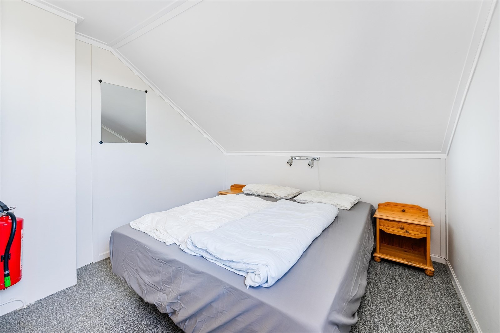 Soverom 1 har fint plass for stor dobbeltseng og garderobe. Galleribilde
