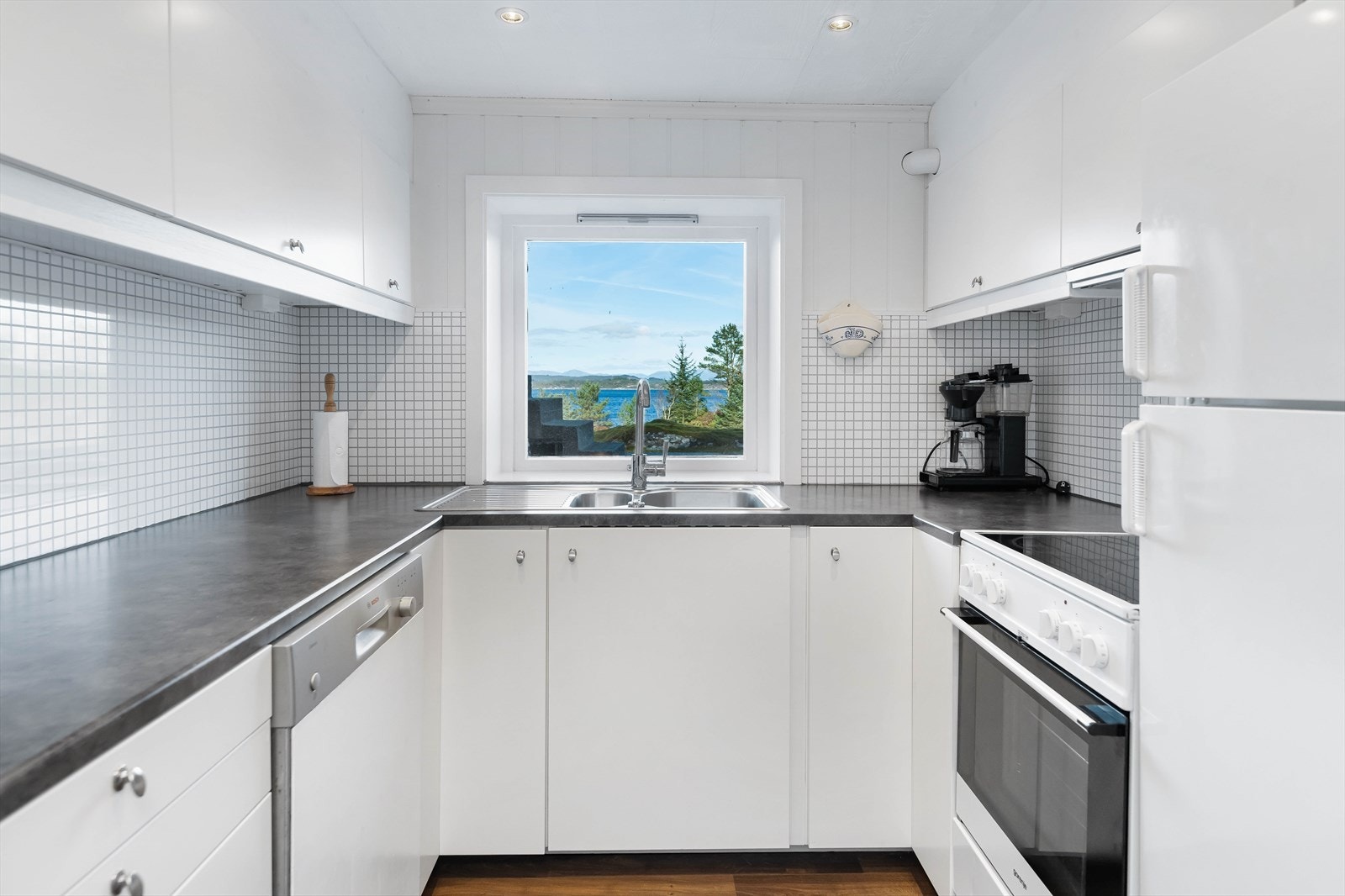 Her har man god oppbevaringsplass på benk og alle hvitevarer medfølgende. Galleribilde