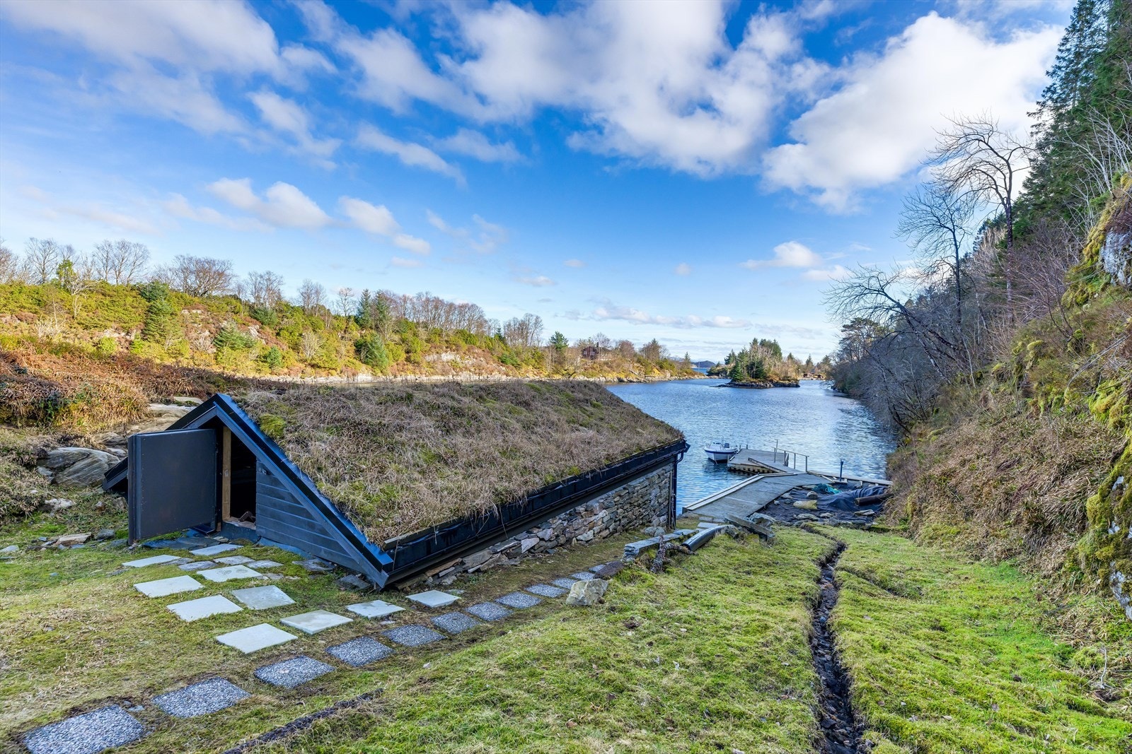 Naustet er antatt oppført ca. 1948 med vegger i naturstein og torvtakt slik at det glir fint inn i naturen. Galleribilde