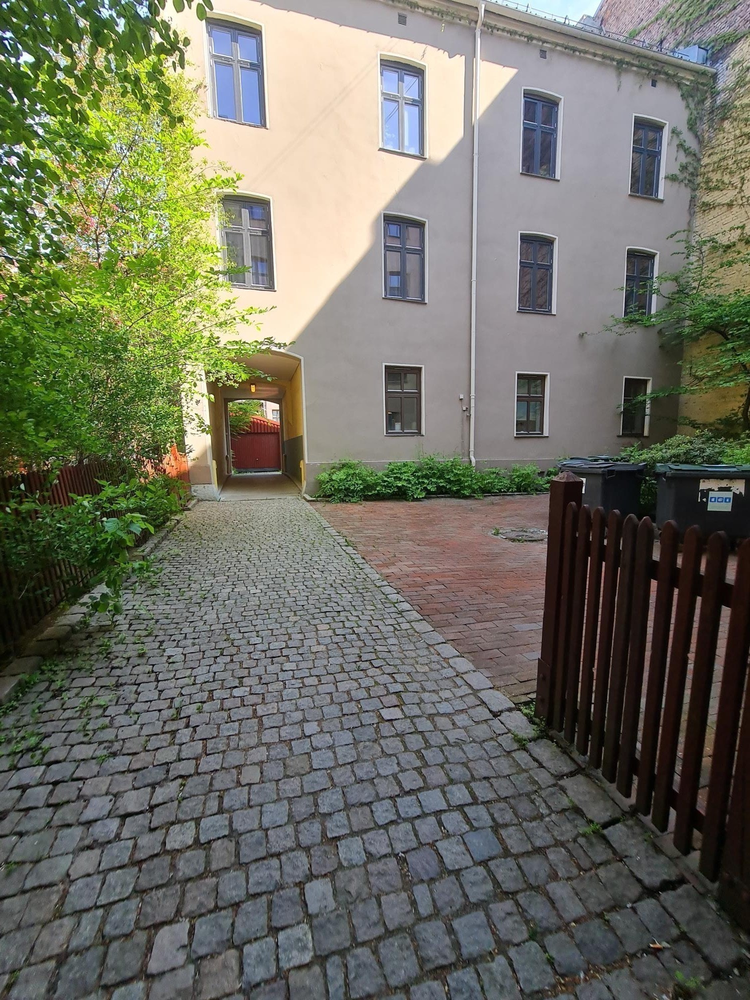 Fint bygg helt usjenert fra trafikk Galleribilde