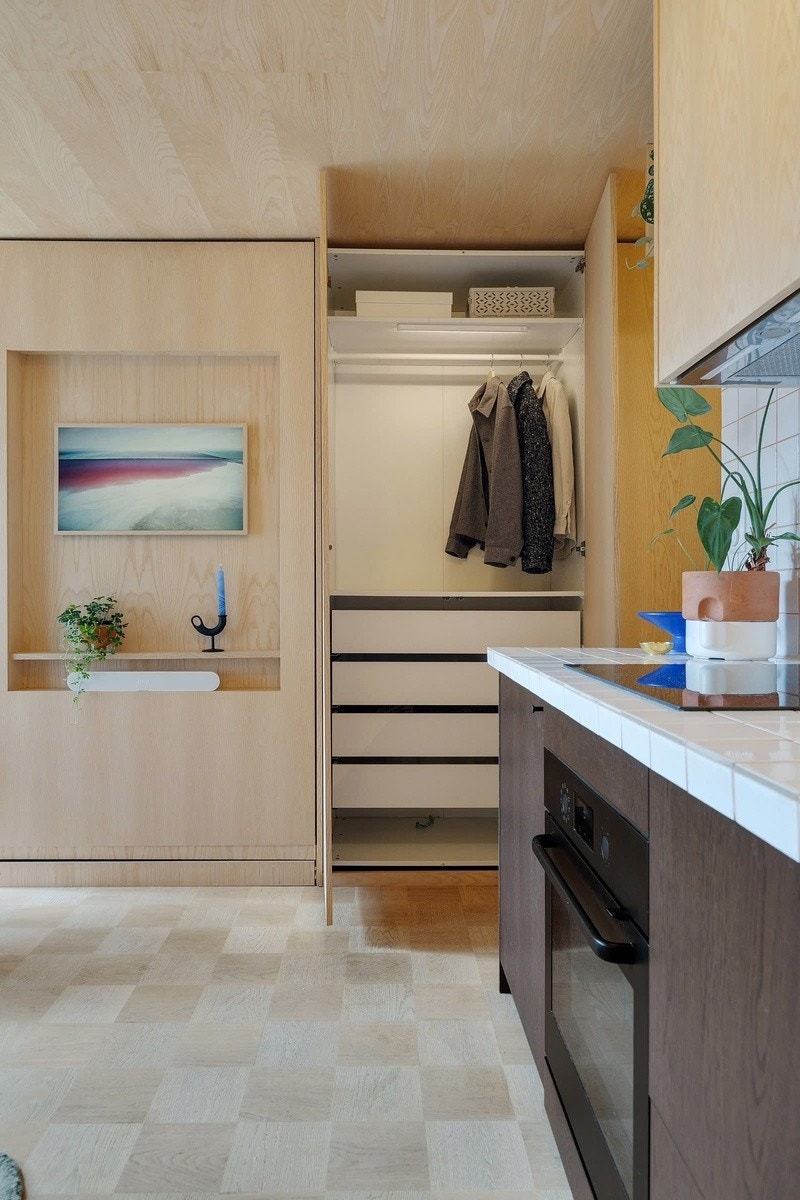 Hoved garderobe. Der er også en liten garderobe til ved siden av denne. Galleribilde