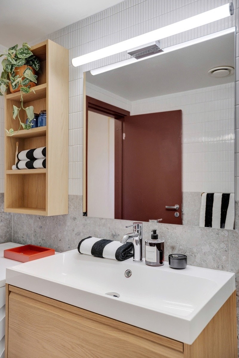 Badet har gode hyller og oppbevaringsmuligheter. Galleribilde