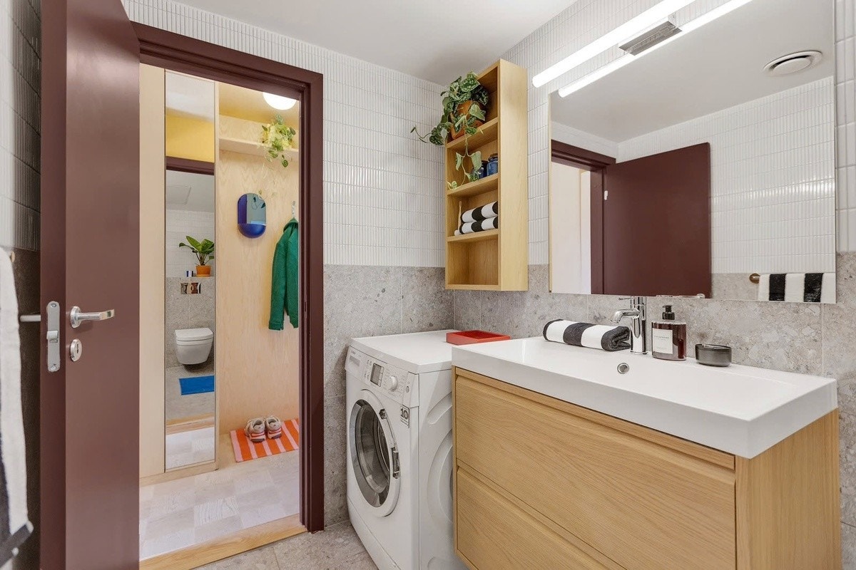 Badet er romslig og holder en god standard med AEG vaskemaskin. Galleribilde