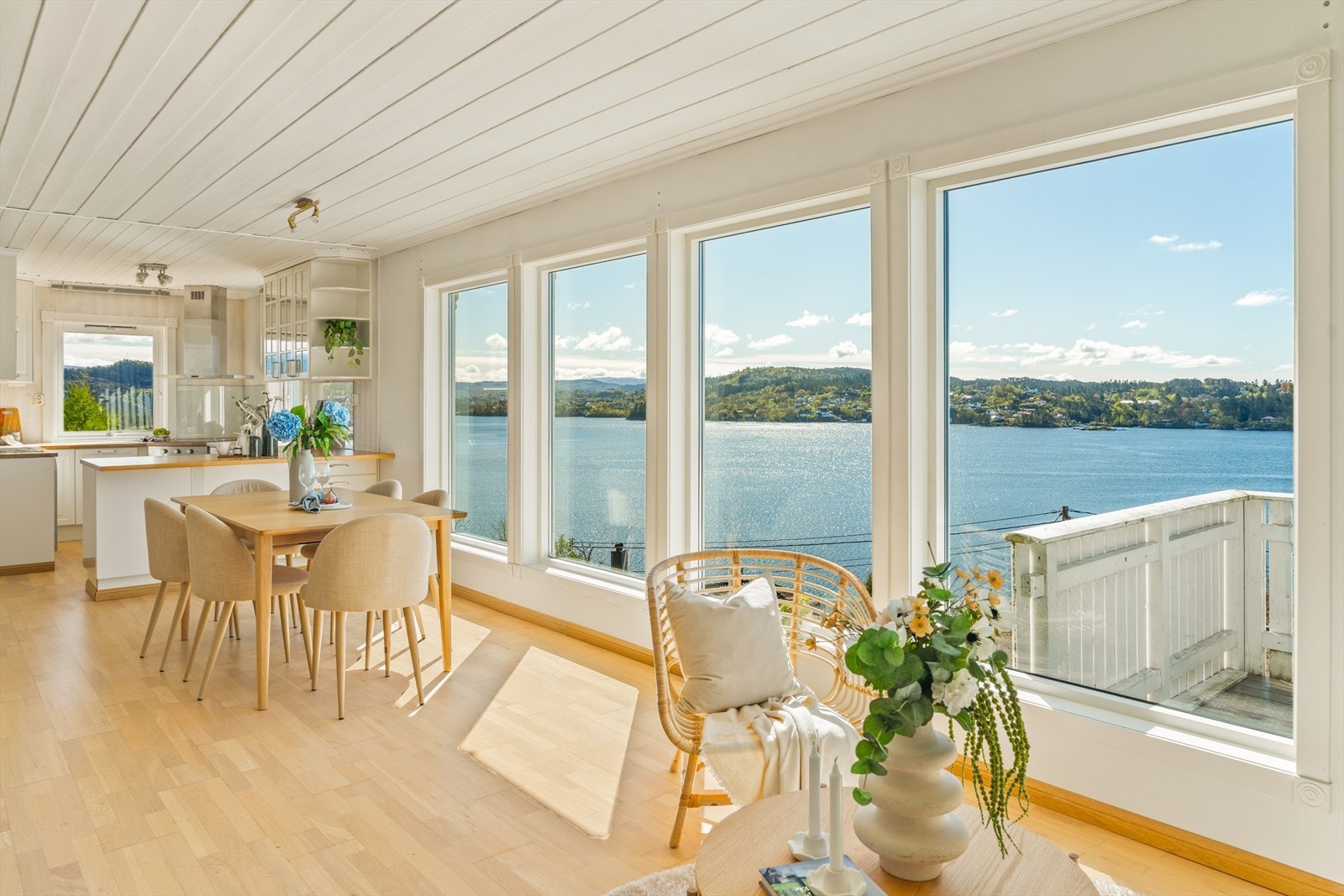 Store vindusflater i stuen rammer inn den flotte utsikten. Galleribilde