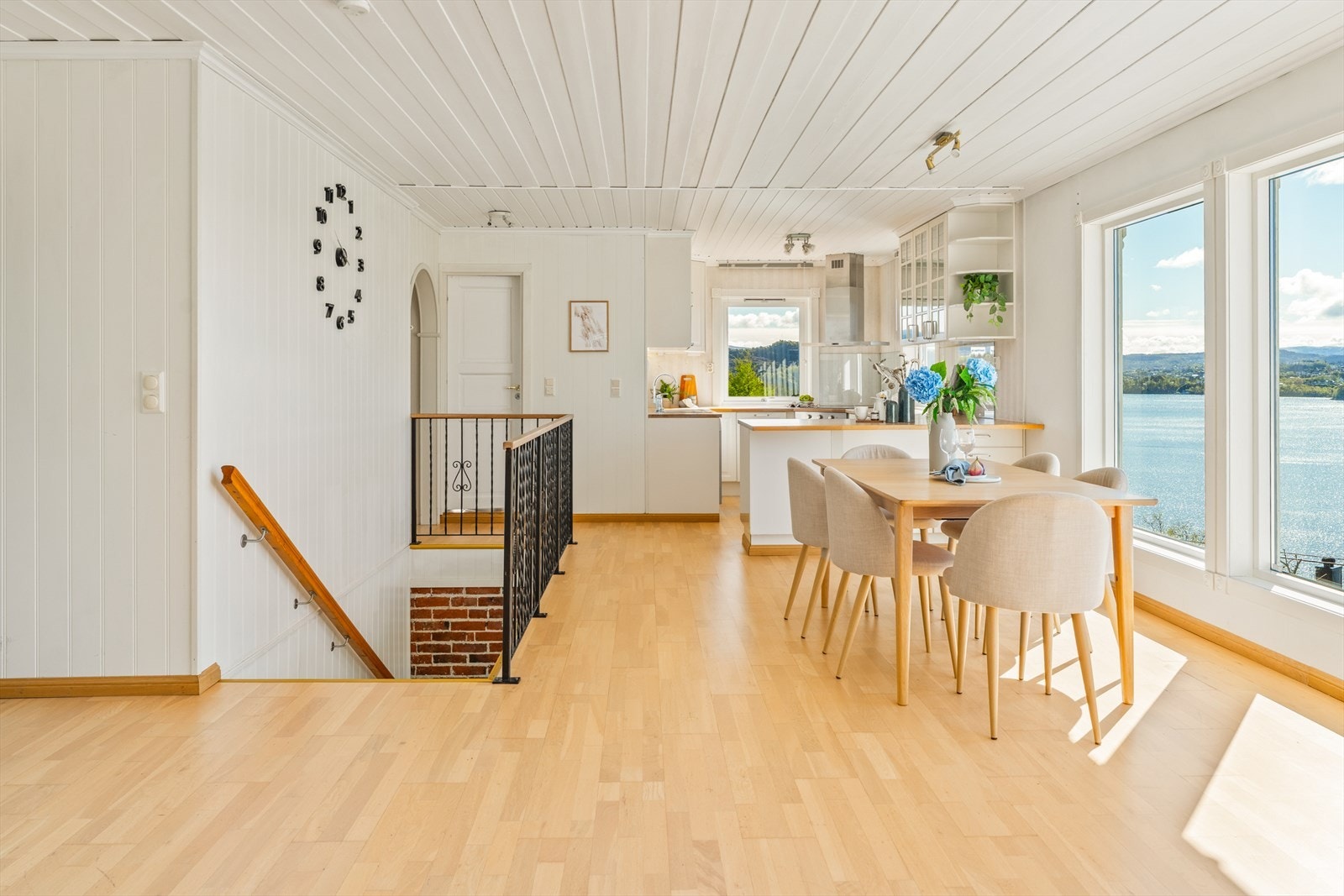 Kjøkkenet ligger i åpen løsning mot stuen. Galleribilde