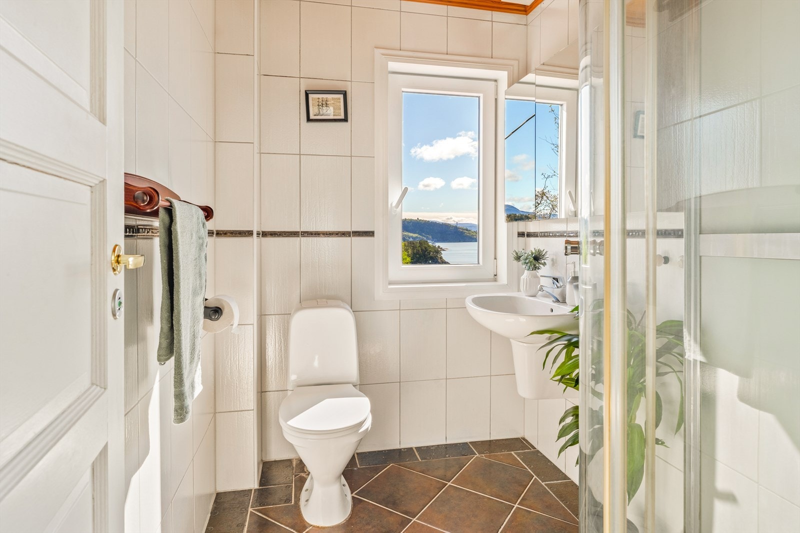 Badet er helfliset med tidløse farger og er utstyrt med servant, toalett og dusjkabinett. Galleribilde