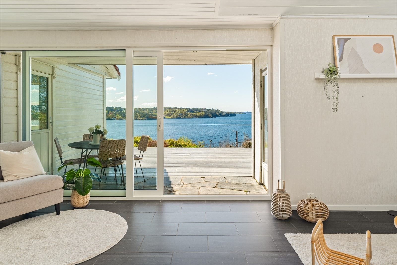 Deler av uteplassen er overbygget - perfekt for helårs bruk og god sammenheng mellom inne og ute. Galleribilde