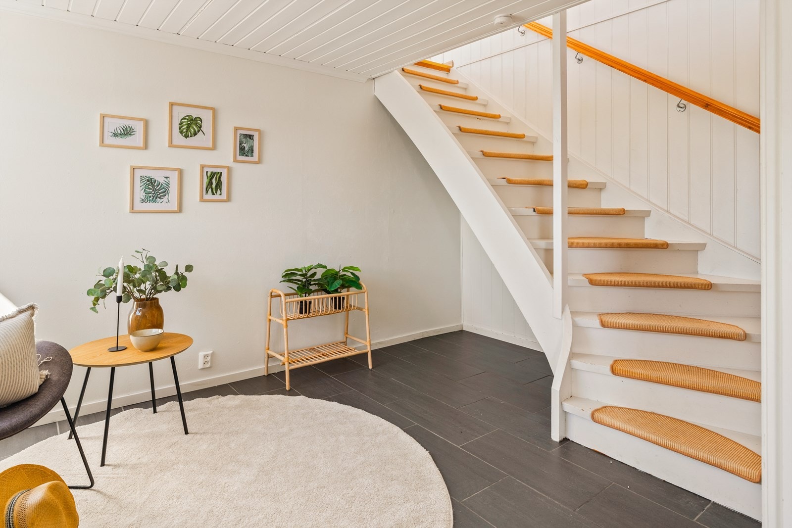 I første etasje finner vi et stort oppholdsrom med mange muligheter! Galleribilde