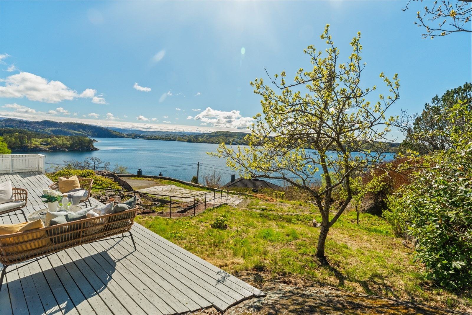 Hagen er pent opparbeidet med variert beplantning og flere naturlige soner for både opphold og rekreasjon. Galleribilde