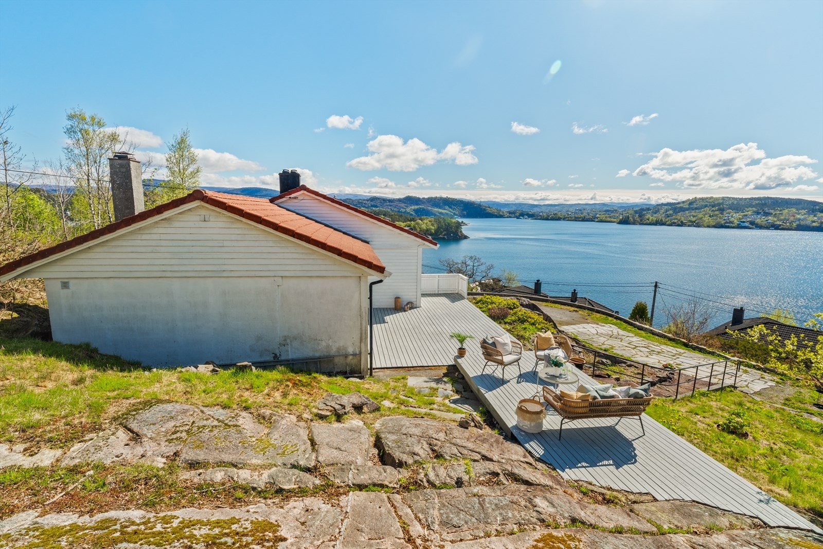Beliggende høyt og fritt i terrenget med panoramautsikt over Grimstadfjorden og videre mot Bjorøyna, Raunefjorden, Grimstad og sjø så langt øyet kan se! Galleribilde