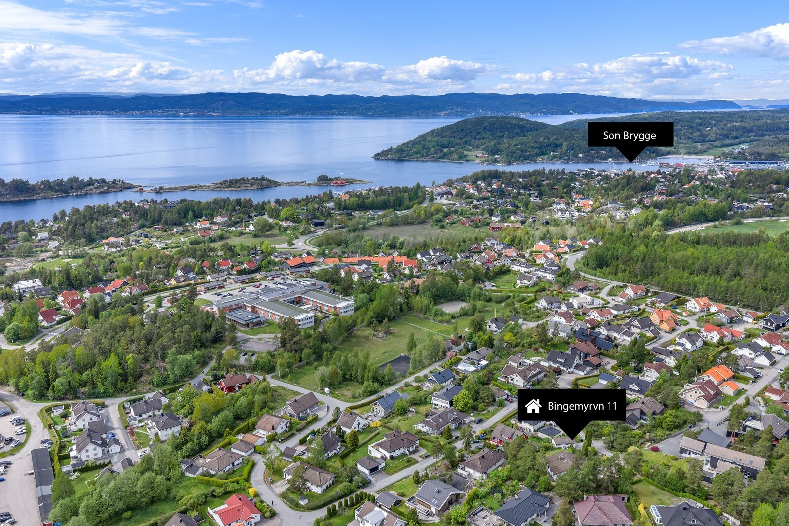 Son sentrum med sin livlige båthavn og servicetilbud ligger en kort kjøretur unna. Galleribilde