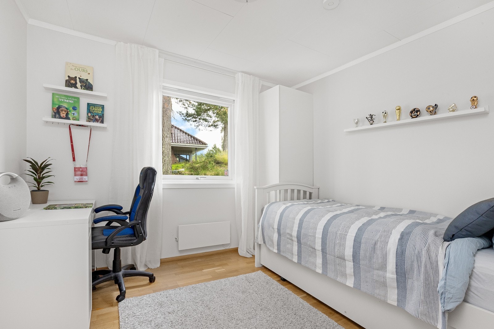 Soverom med parkett på gulvet og plass til seng og skrivebord. Galleribilde
