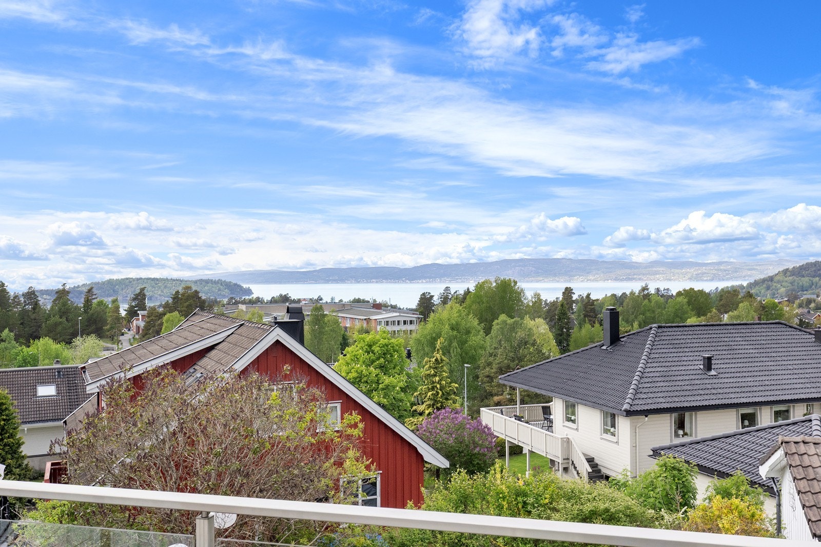 Fra balkongen i andre etasje er det utsikt mot Oslofjorden. Galleribilde
