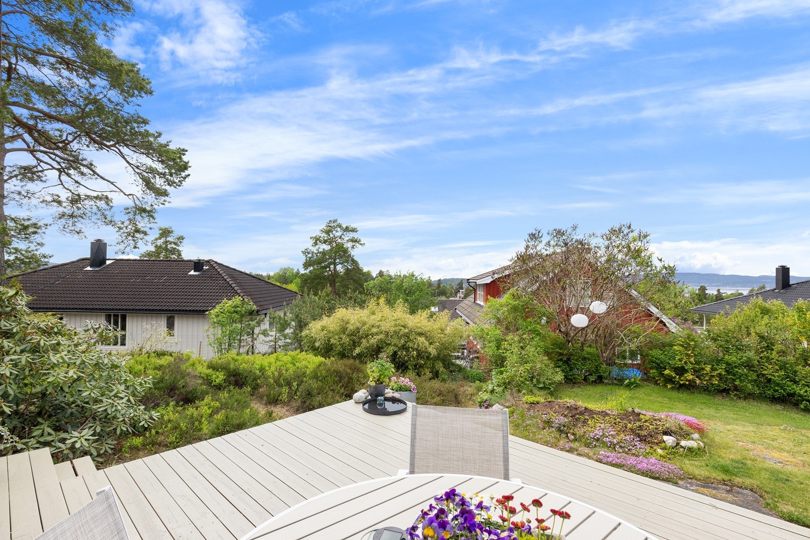 Den vestvendte terrassen har utgang fra stuen og gir gode solforhold med plass til flere sittegrupper. Galleribilde