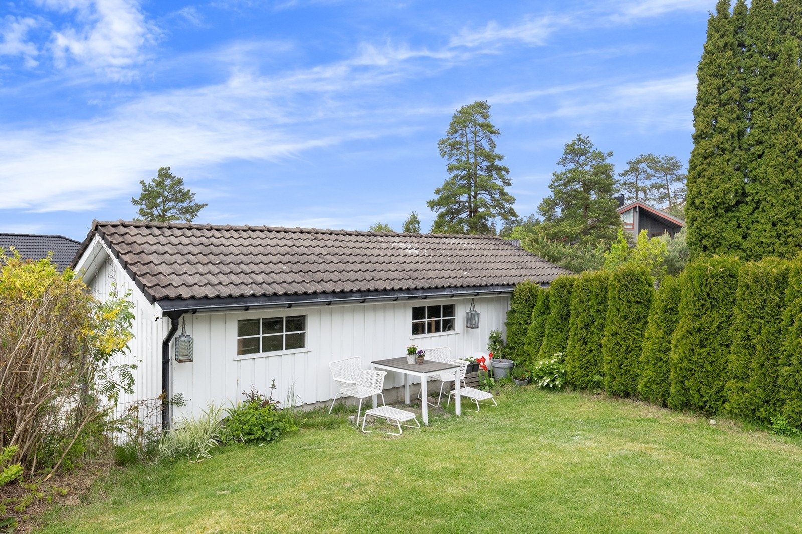 Den frittstående garasjen fra 1985 har normal standard og fungerer også som bod. Galleribilde