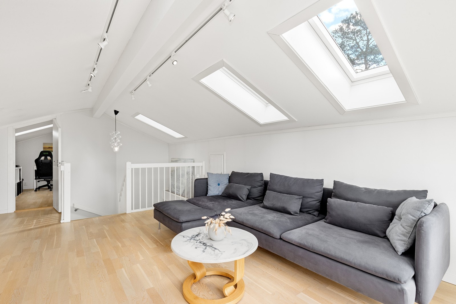 Loftstuen gir en ekstra, adskilt sone for familien. Fire takvinduer gir godt med lys. Galleribilde