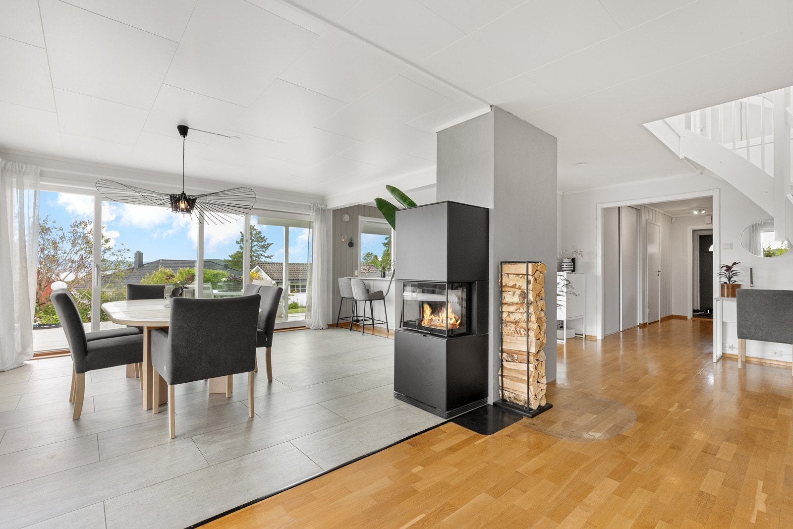 Spisestuen er en del av det åpne allrommet, med en moderne vedovn installert i 2020. Galleribilde
