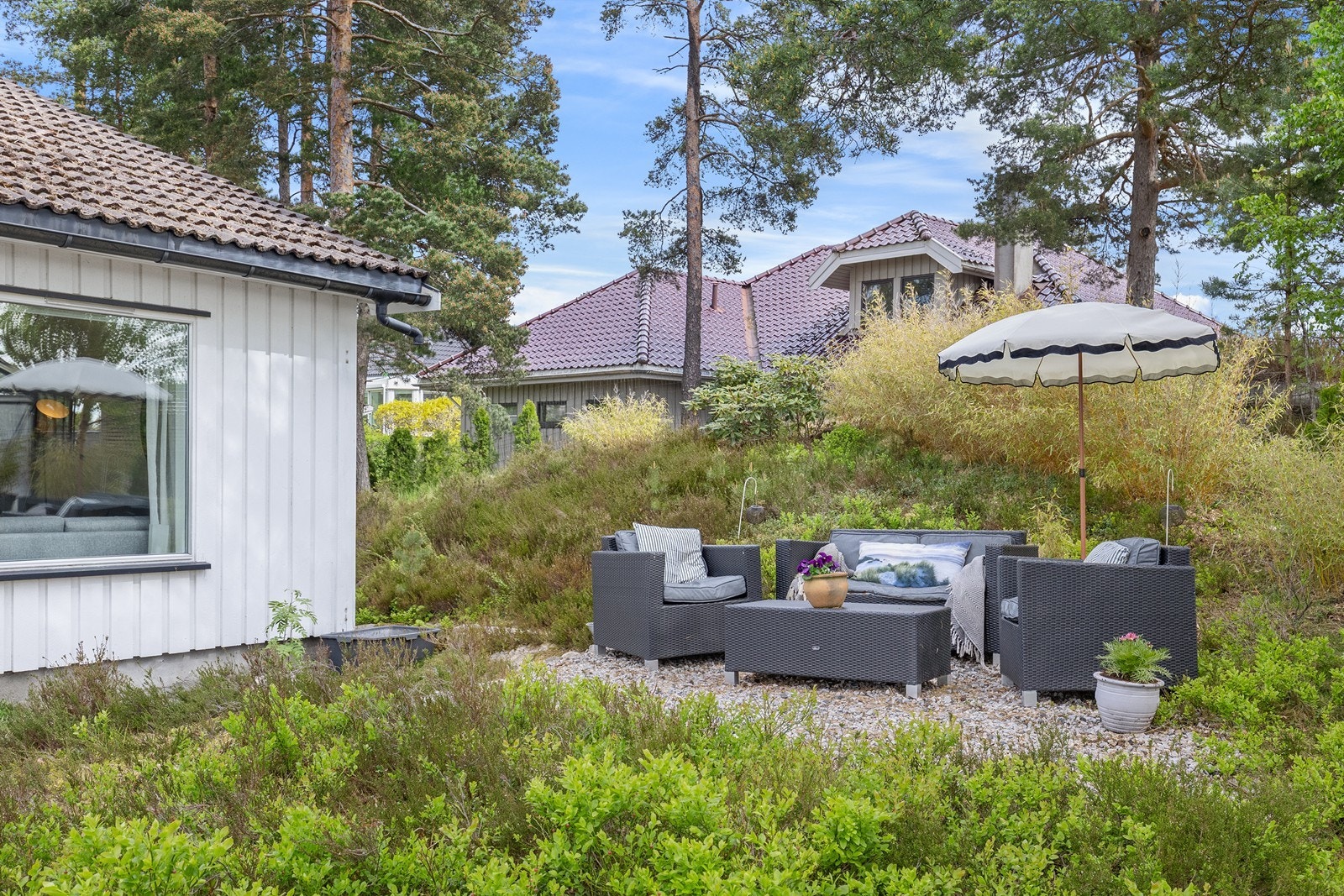 Flere lune soner i hagen for avslapning og sosialt samvær. Galleribilde