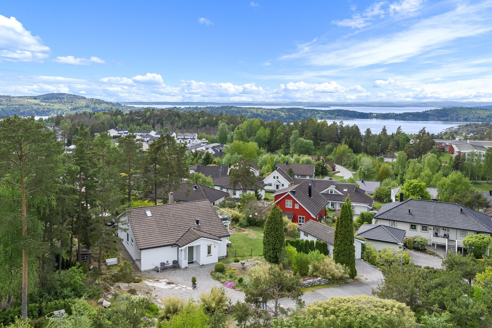 Eiendommen ligger i et barnevennlig område med gangavstand til Brevik skole. Galleribilde