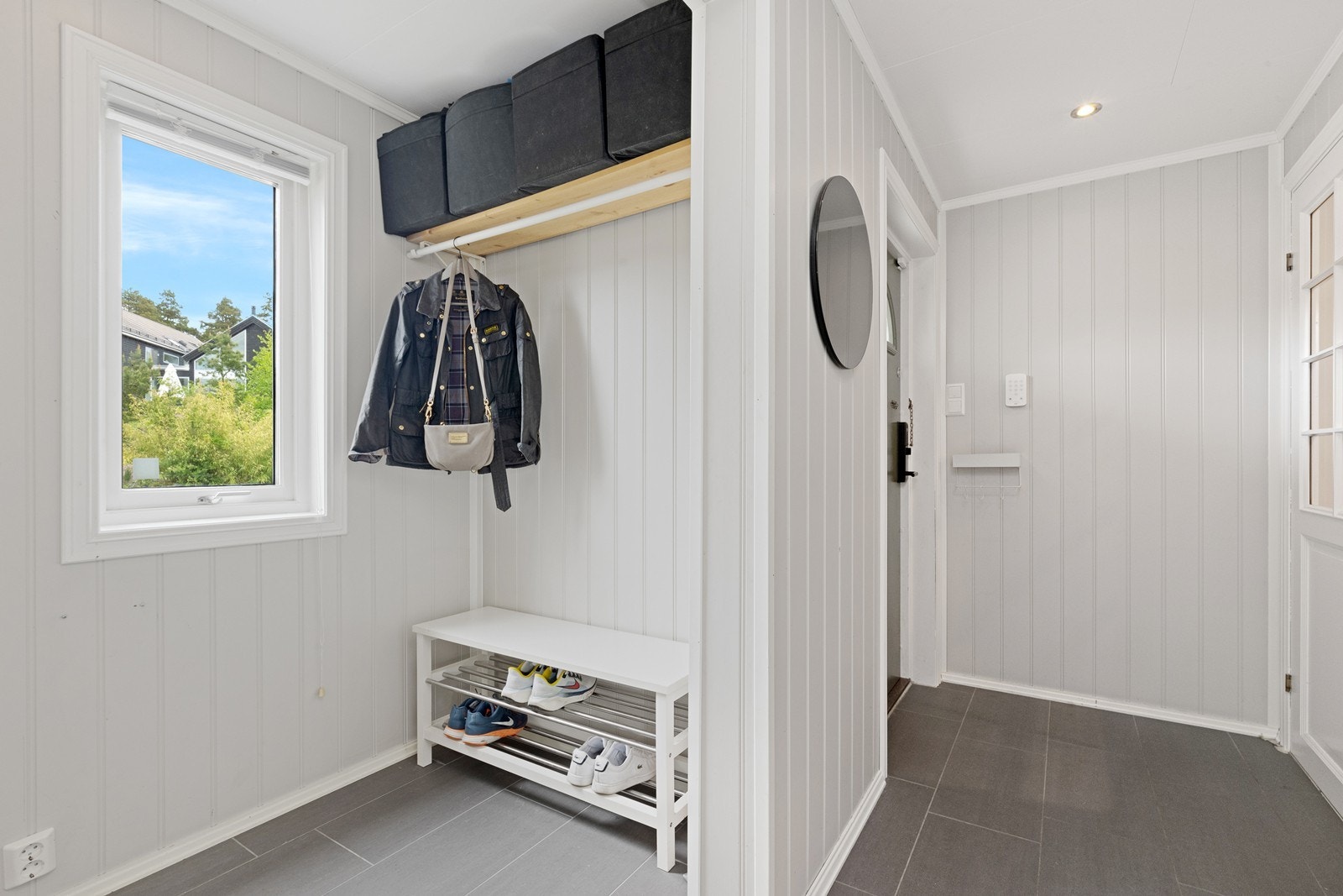 Velkommen inn! Praktisk garderobeløsning i entréen. Galleribilde