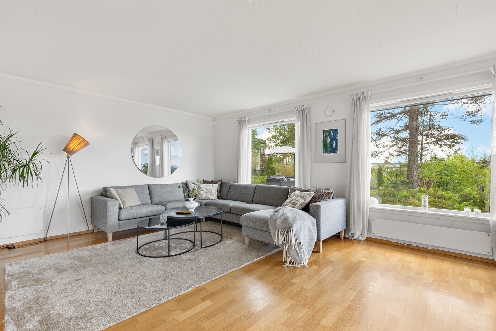 Stuen har god plass til en romslig sofagruppe og har vinduer med 3-lags glass. Galleribilde