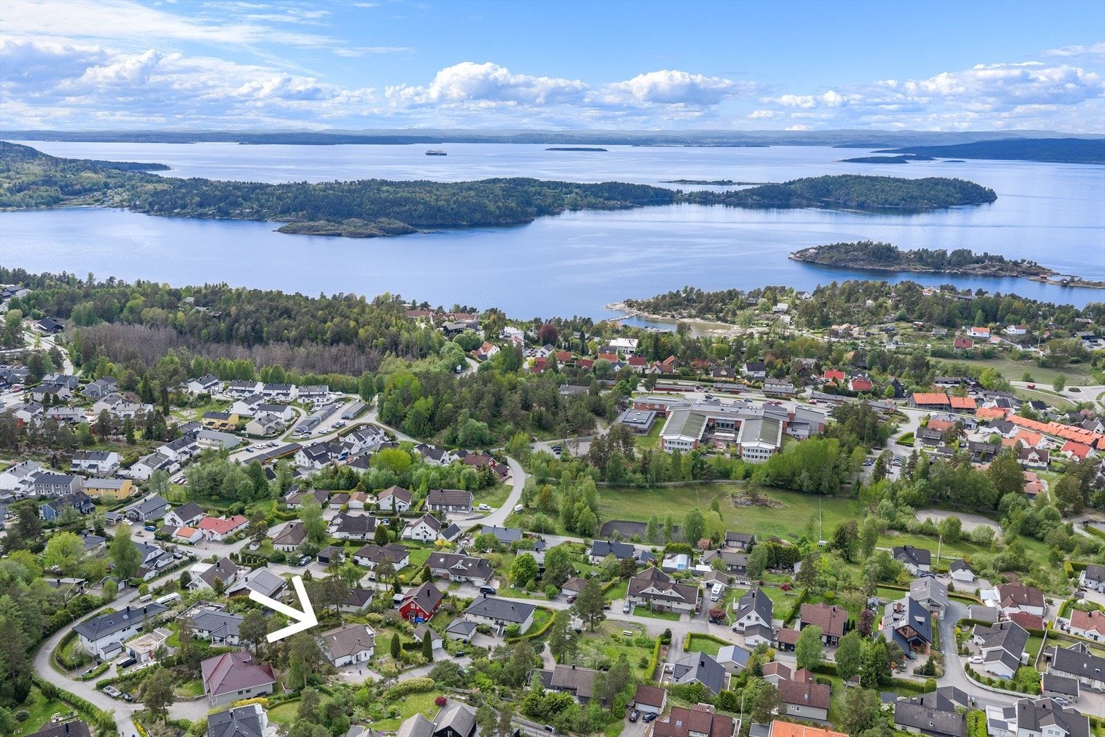 Her bor man med umiddelbar nærhet til naturen, med kort vei til både skog, mark og sjø. Boligen grenser mellom Brevik og Son. Galleribilde
