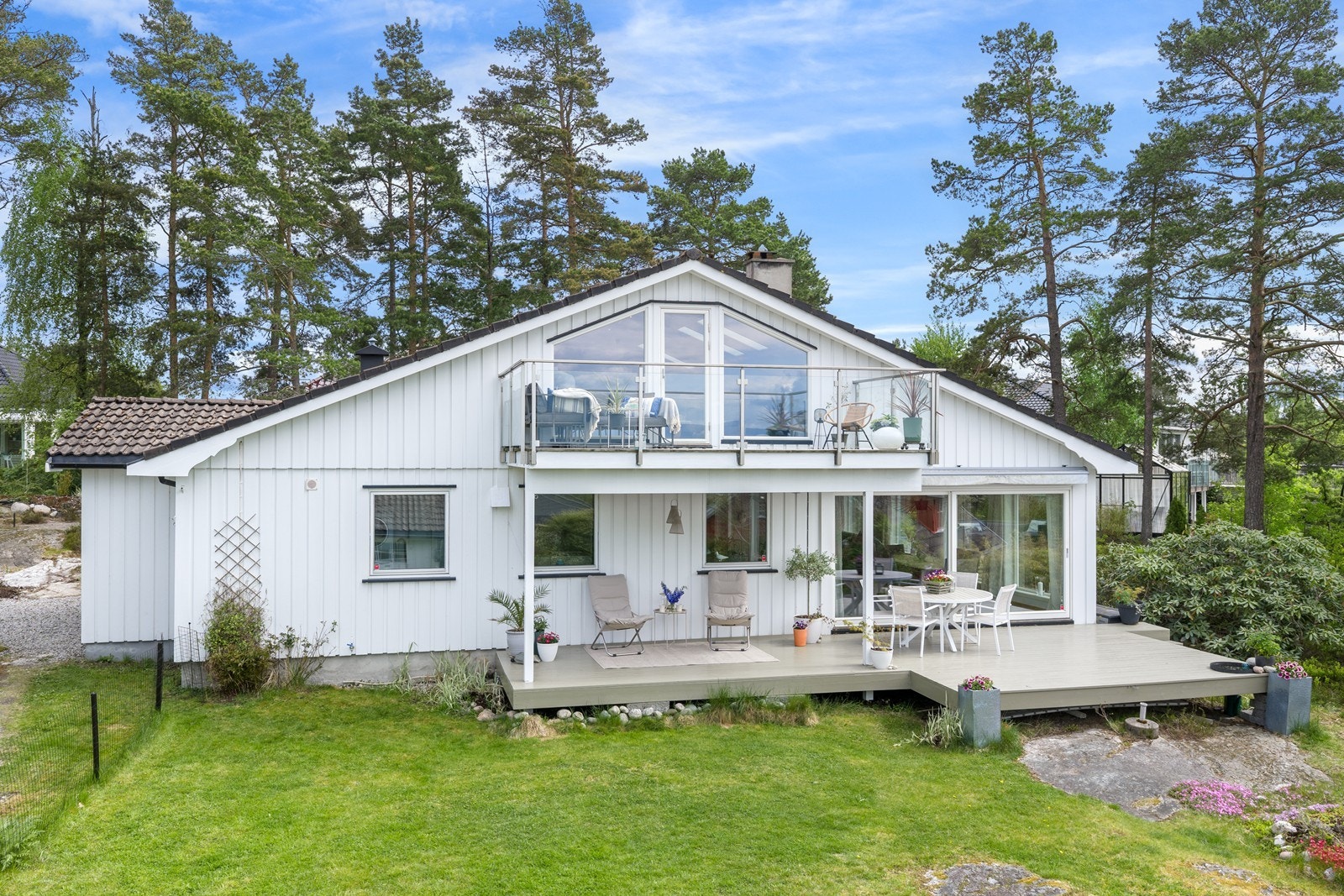 Boligen har stående bordkledning og tak tekket med betongtakstein. Galleribilde