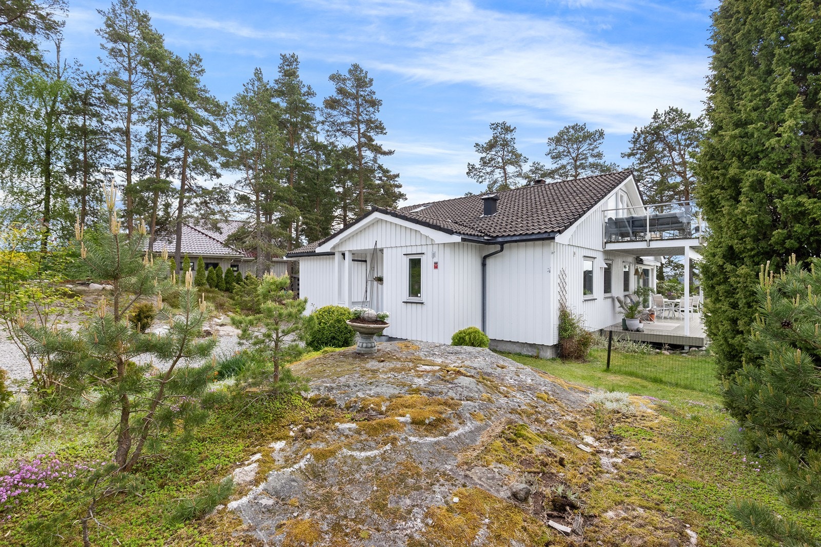 Tomten er bygget på fjell og er opparbeidet med plen og diverse grøntareal. Galleribilde