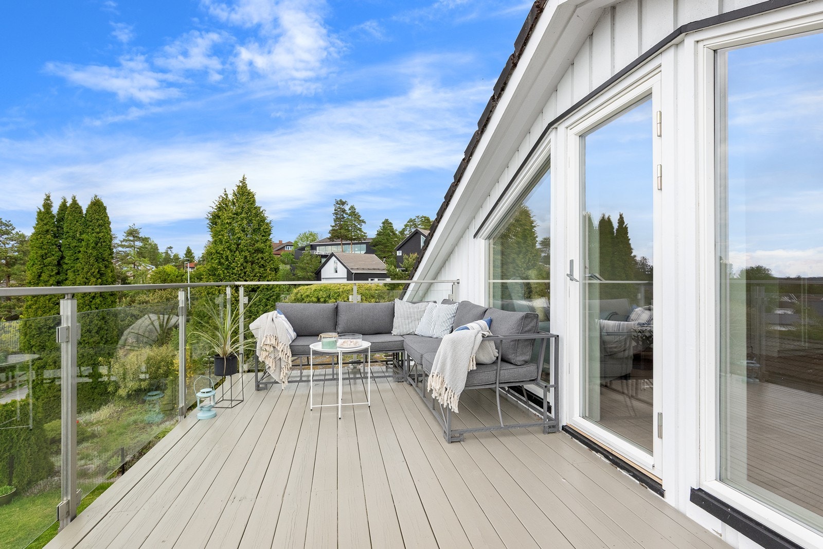 Balkongen har rekkverk i glass og stål, og god plass til en sittegruppe. Galleribilde