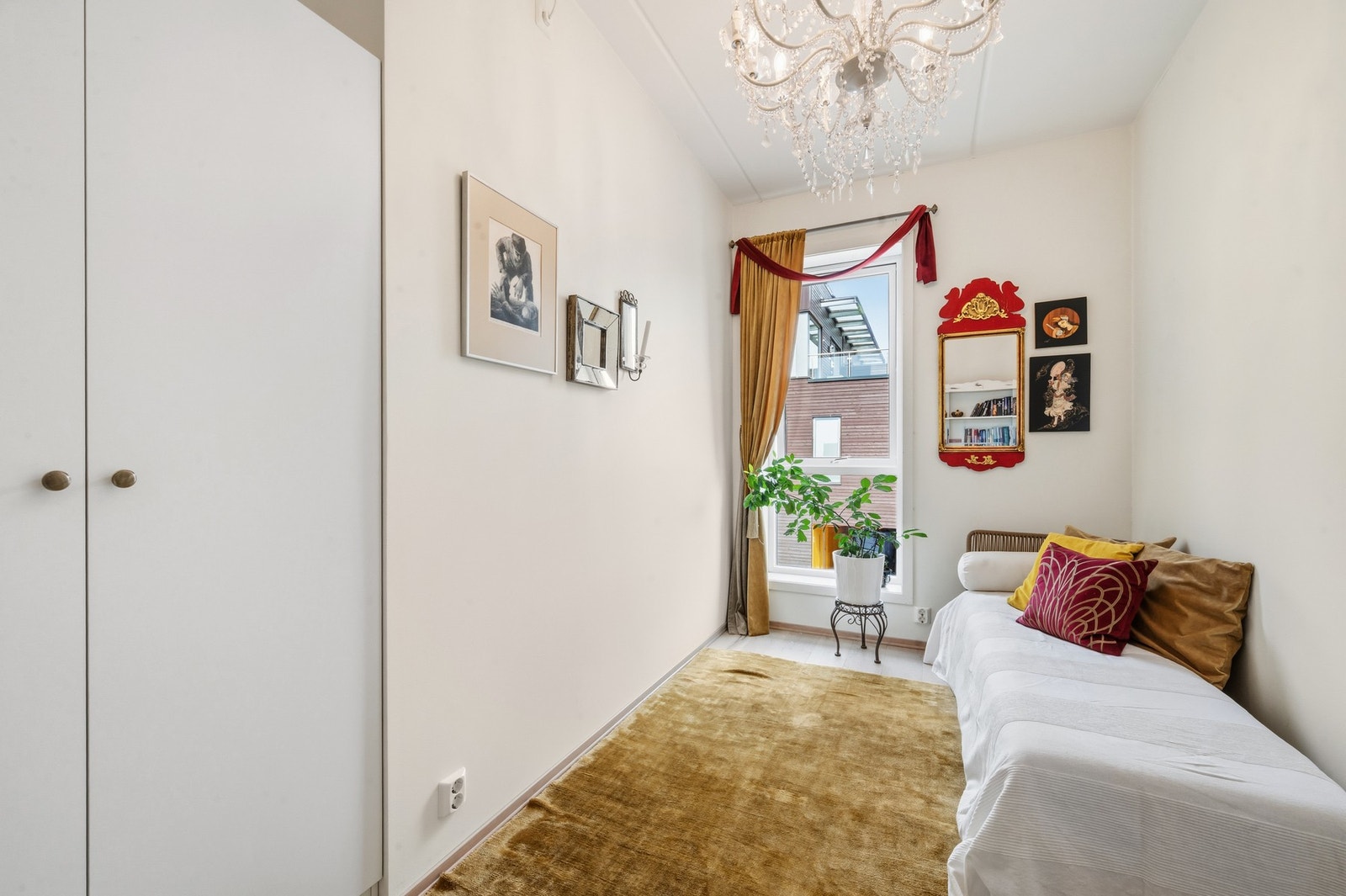 Soverom nr.2 med plass til både seng og garderobeløsning. Galleribilde