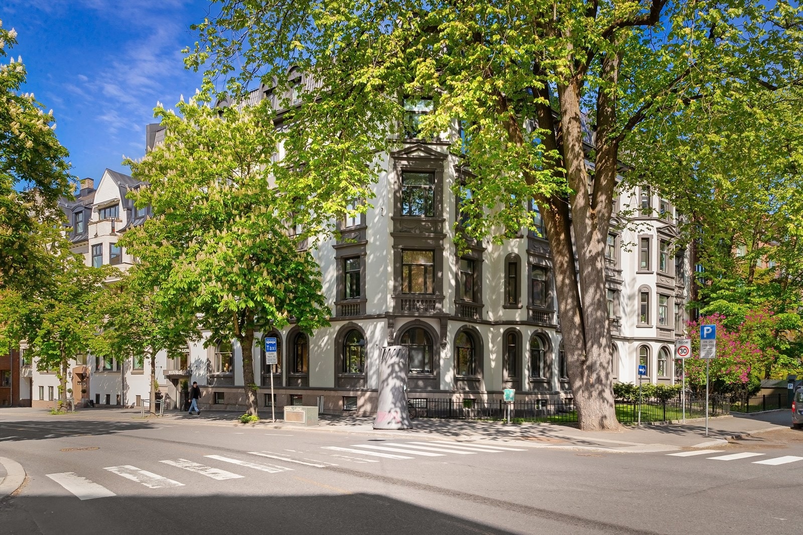 Området byr på et rikt utvalg av eksklusive forretninger, restauranter og kaféer, mange av dem beliggende i samme gate Galleribilde