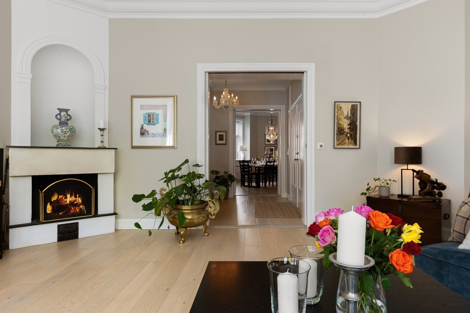 Stuen har takhøyde målt til hele 3,15 meter og klassisk åpen peis Galleribilde