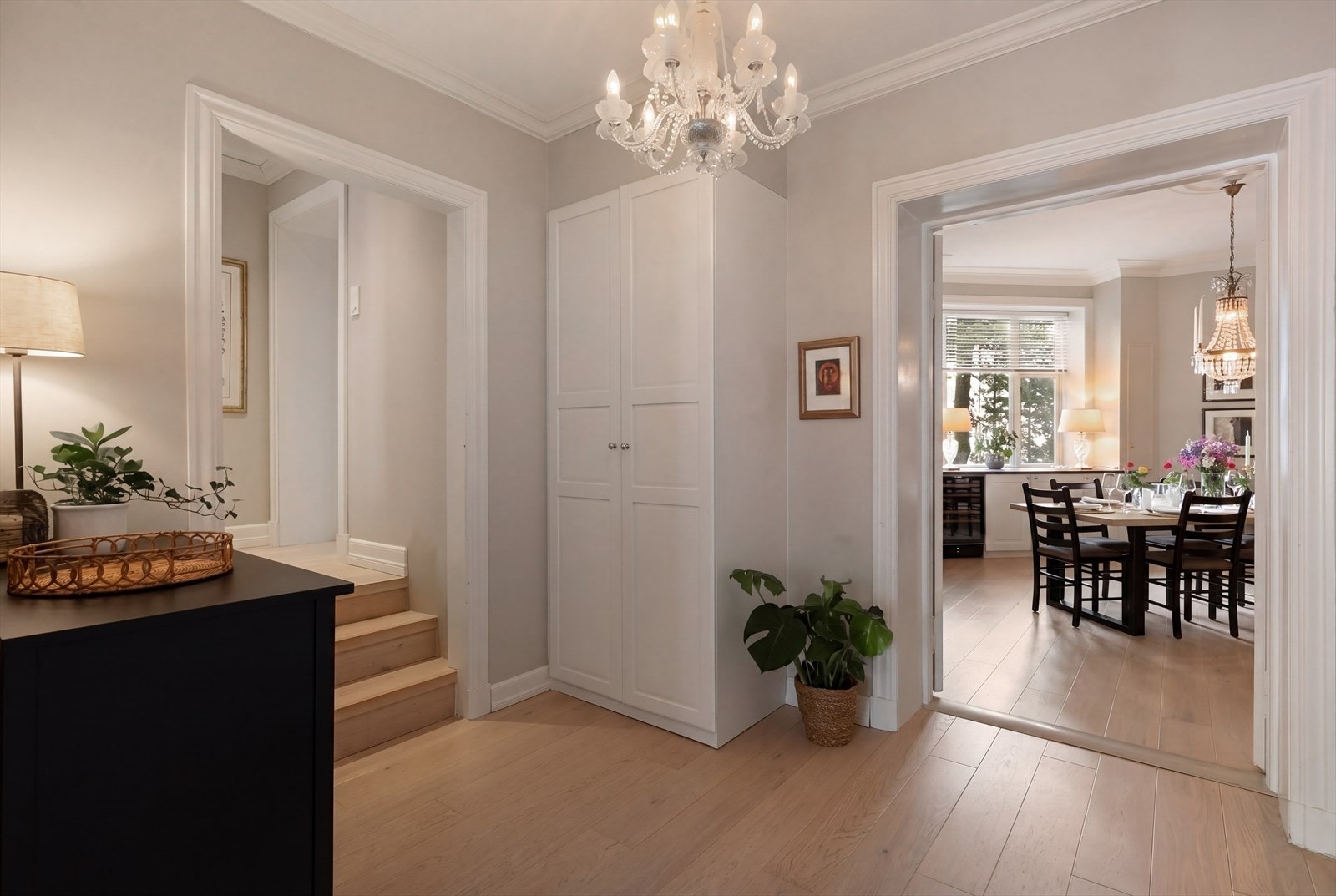 Romslig og innbydende hall med plassbygget garderobeskap med profilerte fronter Galleribilde