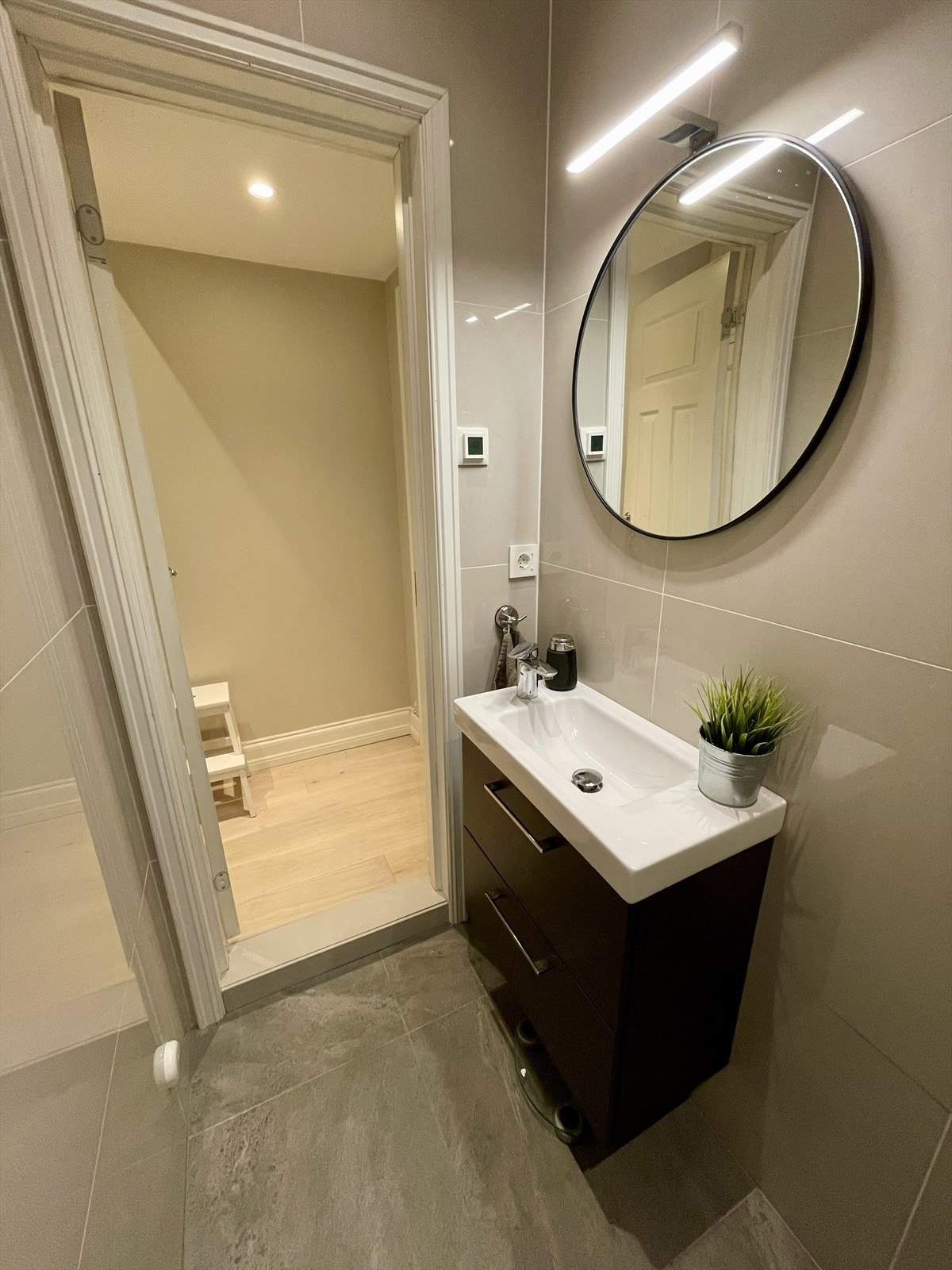 Badet har flislagte overflater og gulvvarme Galleribilde