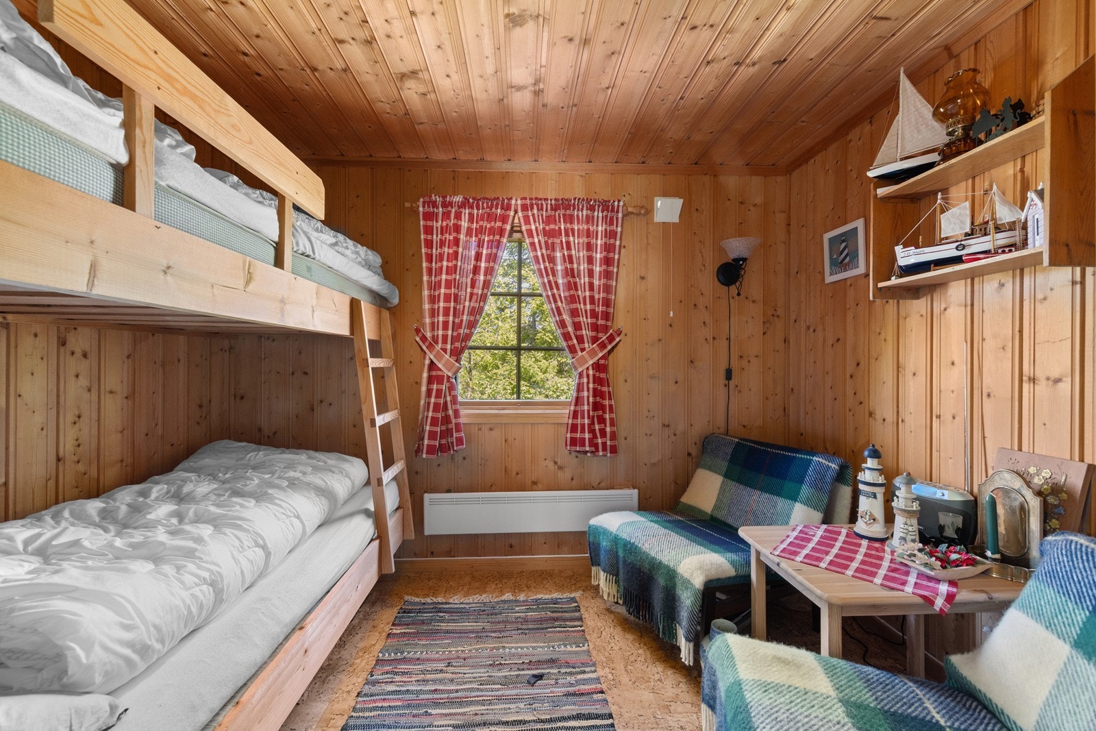 I det frittliggende annekset er det innredet et gjesterom med ekstra soveplasser. Galleribilde