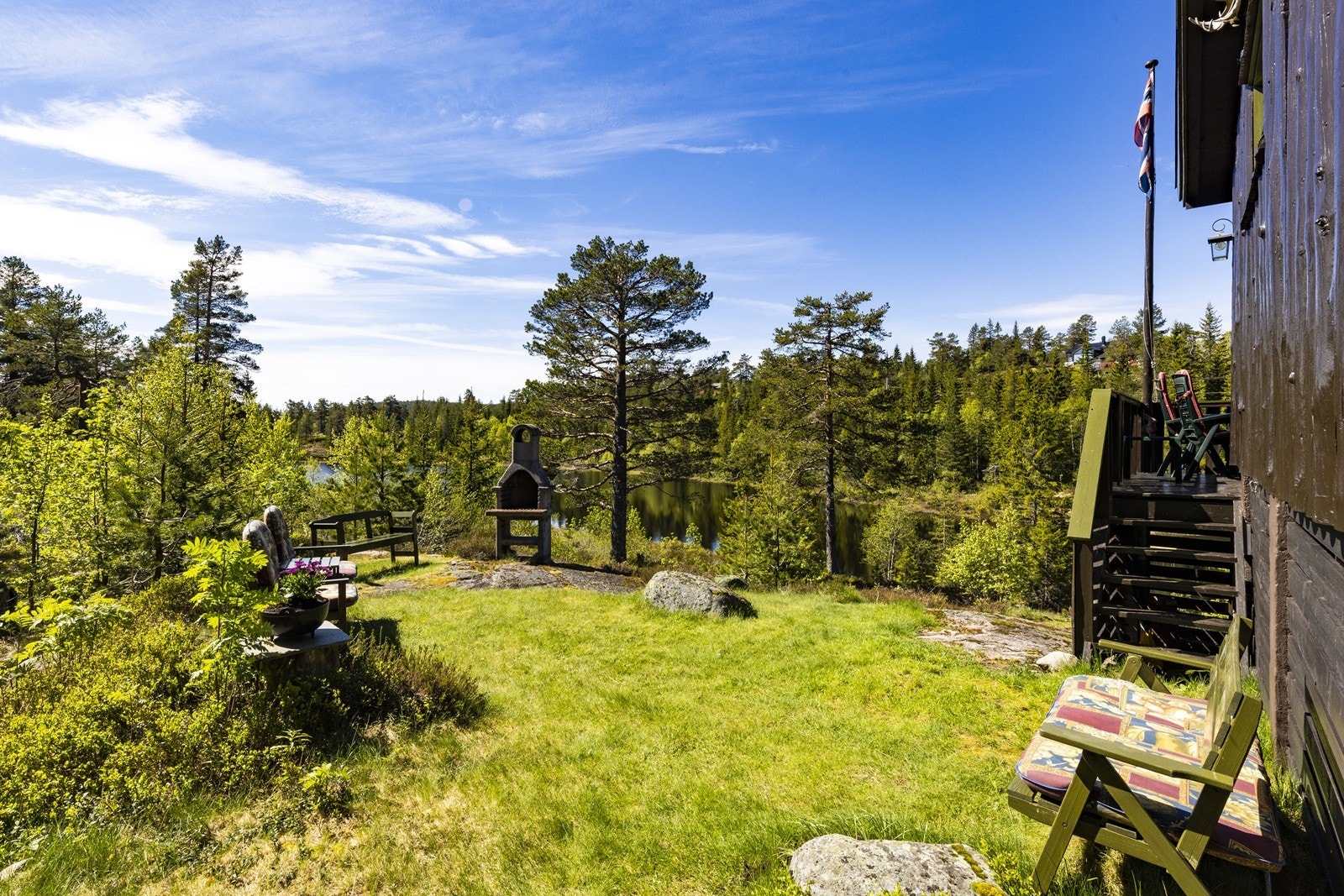 Tomten har flere fine uteplasser og en utegrill i stein, med utsikt mot Igletjern. Galleribilde