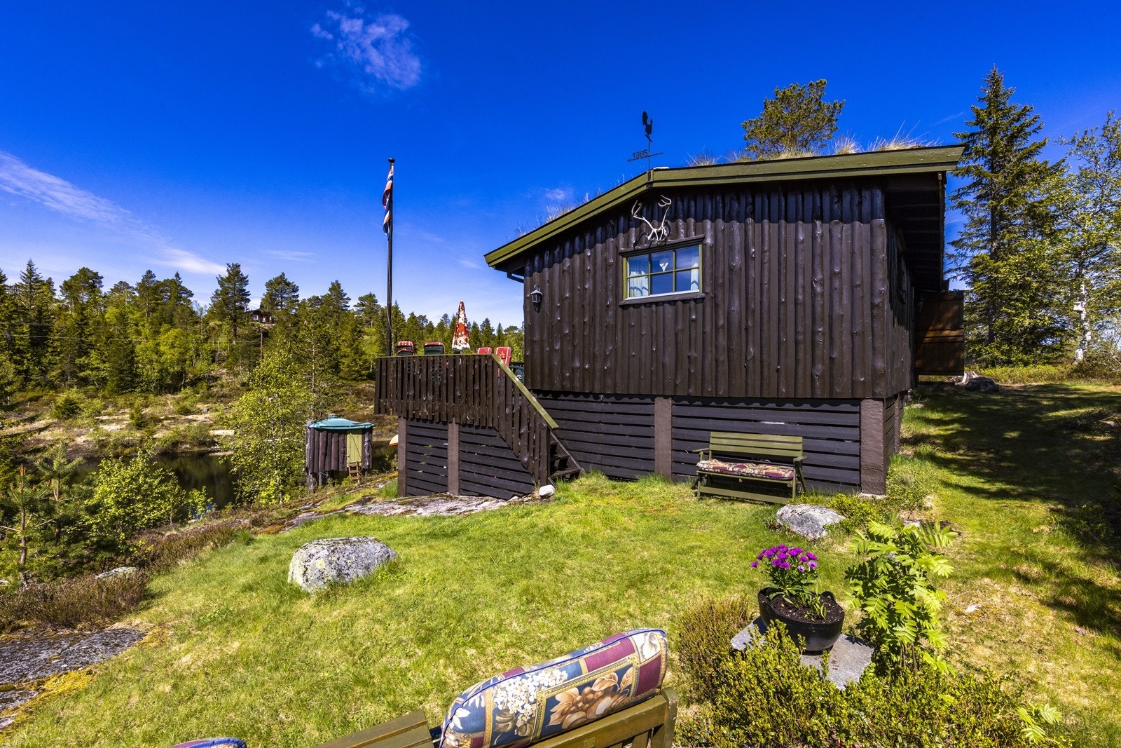 Eiendommen er en naturtomt som ligger usjenert til i terrenget. Galleribilde