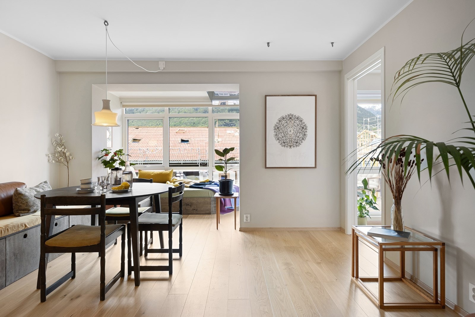 Plass til spiseplass og sofakrok. Galleribilde