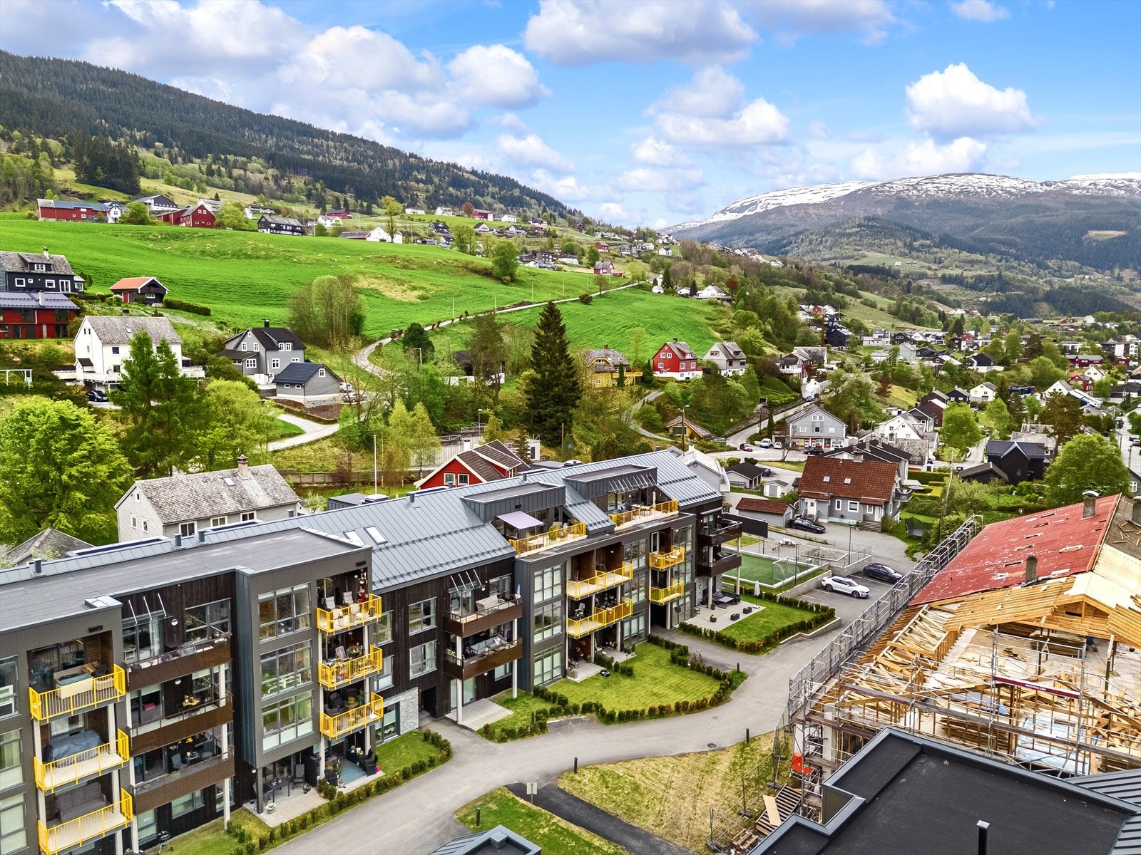 Vatletun. Plassering rett bak Thon senter Voss. Galleribilde
