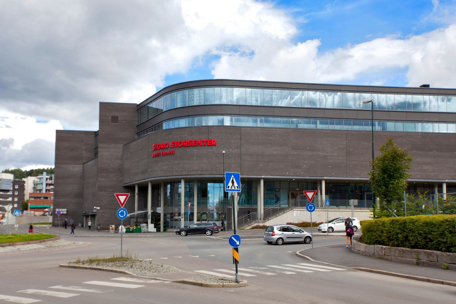 Her bor du med umiddelbar nærhet til alt av fasiliteter. Offentlig kommunikasjon er svært god, med både buss og trikk rett i nærheten Galleribilde