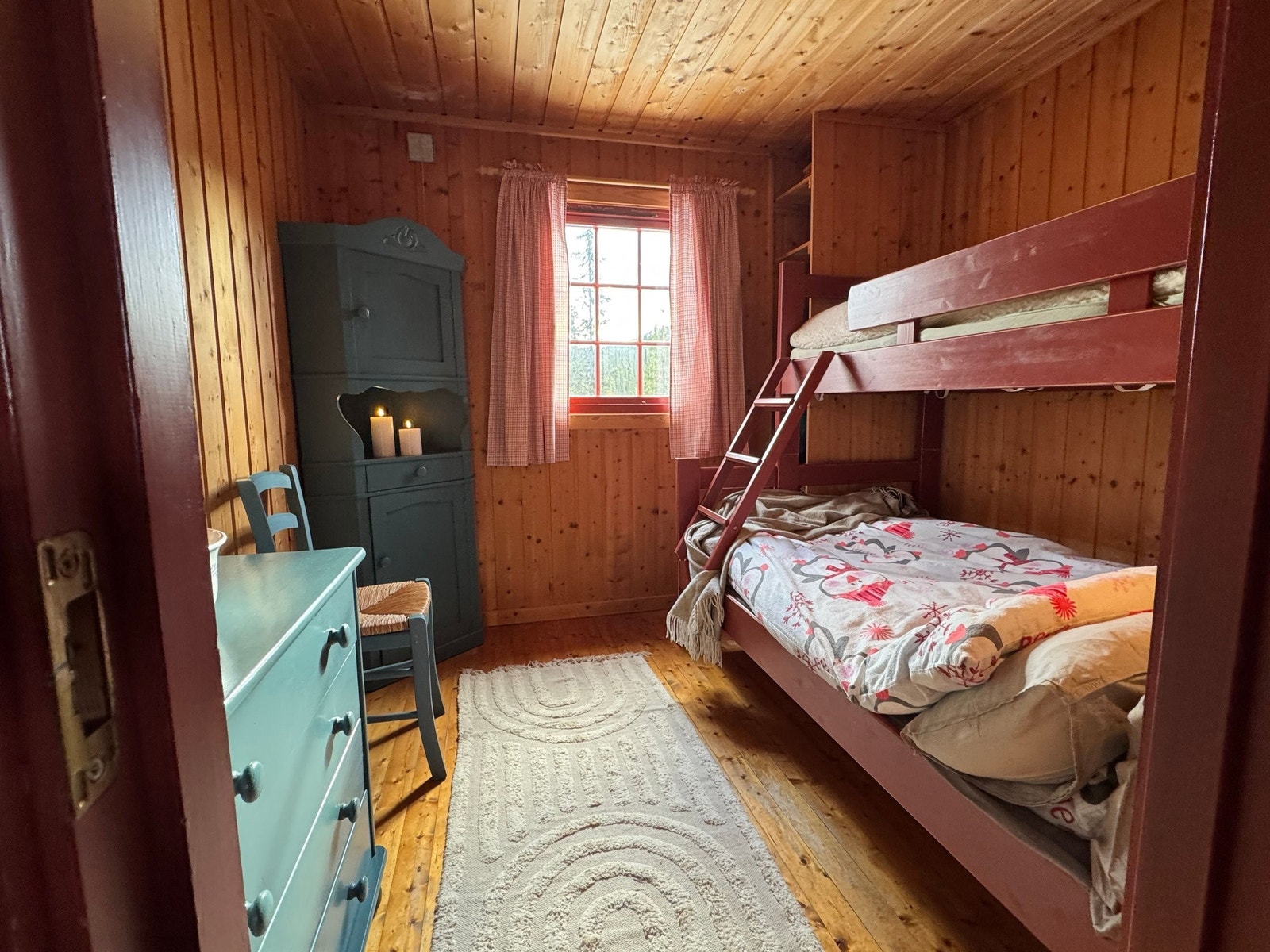 Soverom med familiekøye Galleribilde