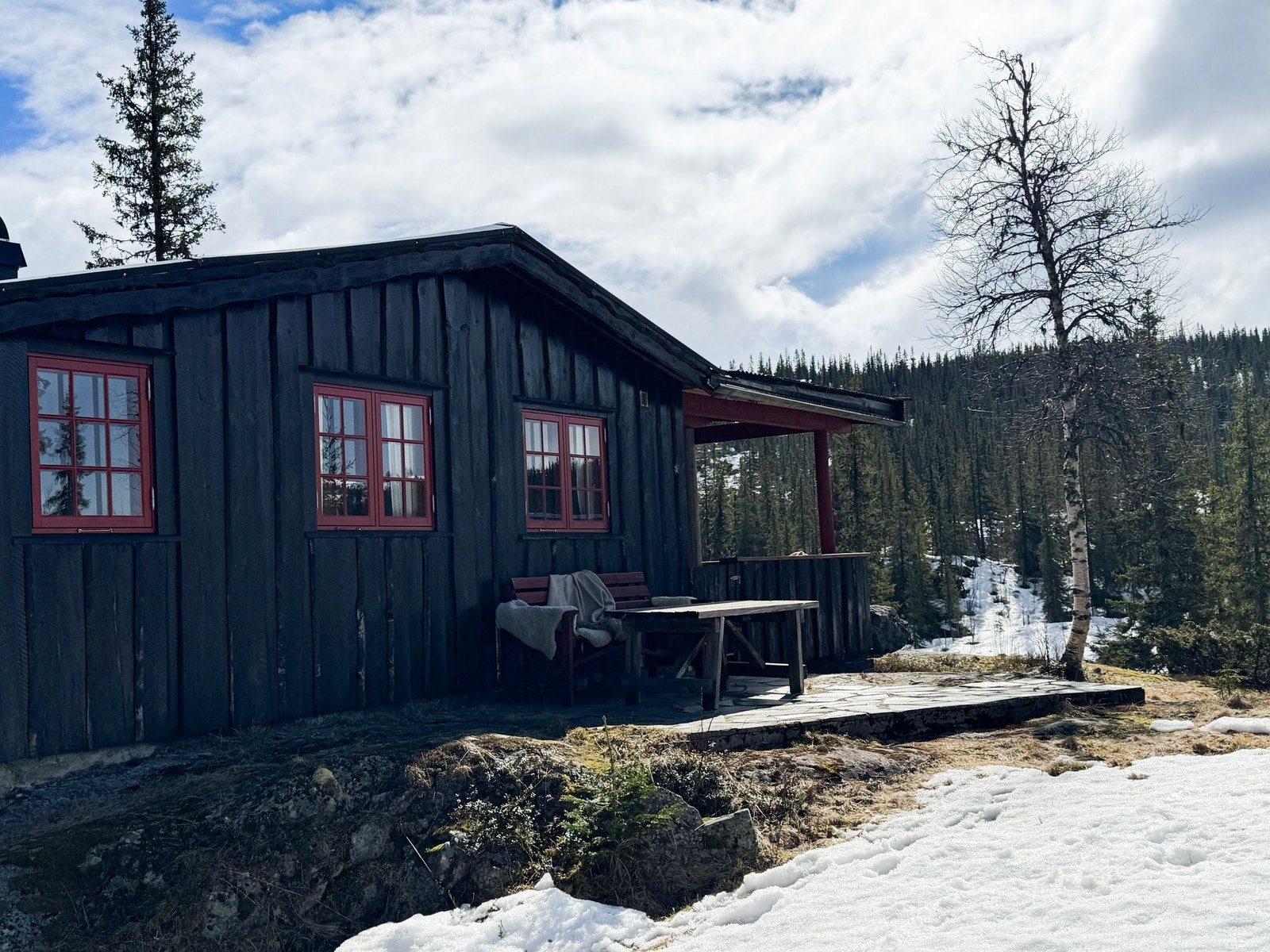 Solrik uteplass med steinheller Galleribilde