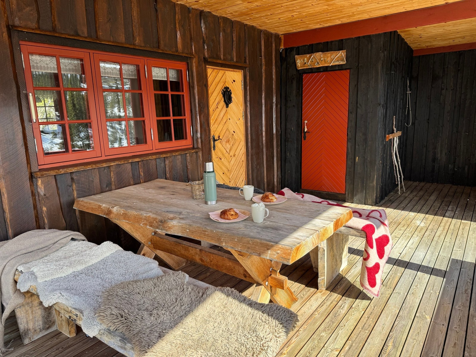 Stor overbygd terrasse med utebod Galleribilde