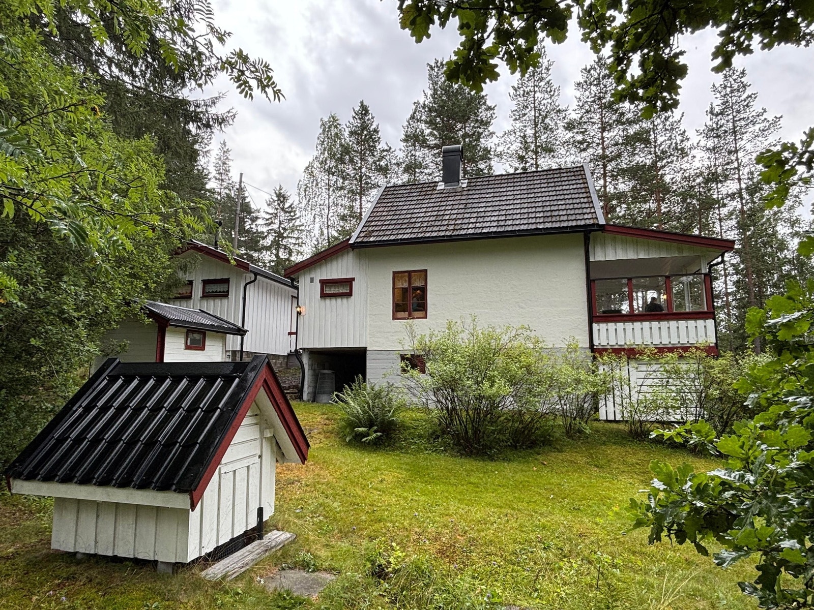 Brønnhuset i front, bod, anneks og hovedhuset til høyre Galleribilde