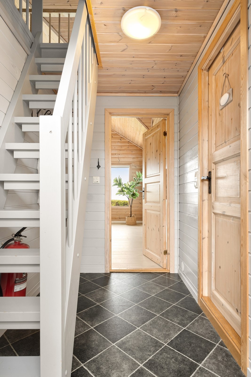 Sett fra inngangsdøren inn mot stuen Galleribilde