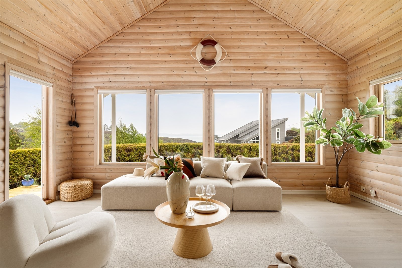 Store vindusflater som slipper inn mye natur lysinnslipp Galleribilde