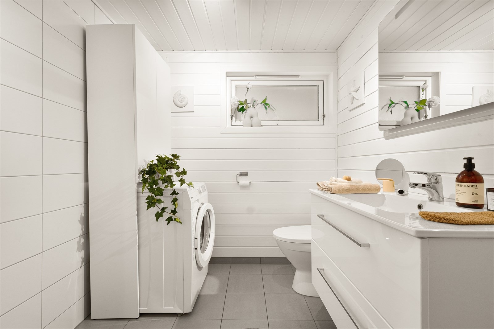Fint bad/wc kombinert med vaskerom Galleribilde