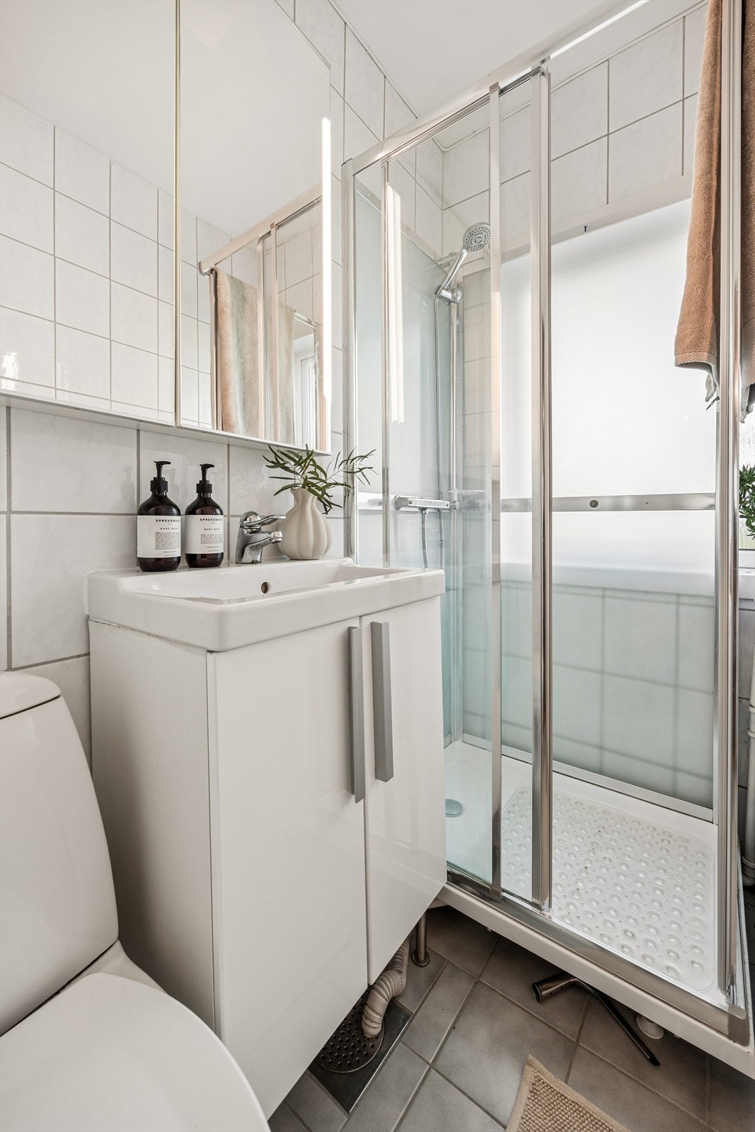 Badet er innredet med wc, servant og dusjkabinett. Galleribilde