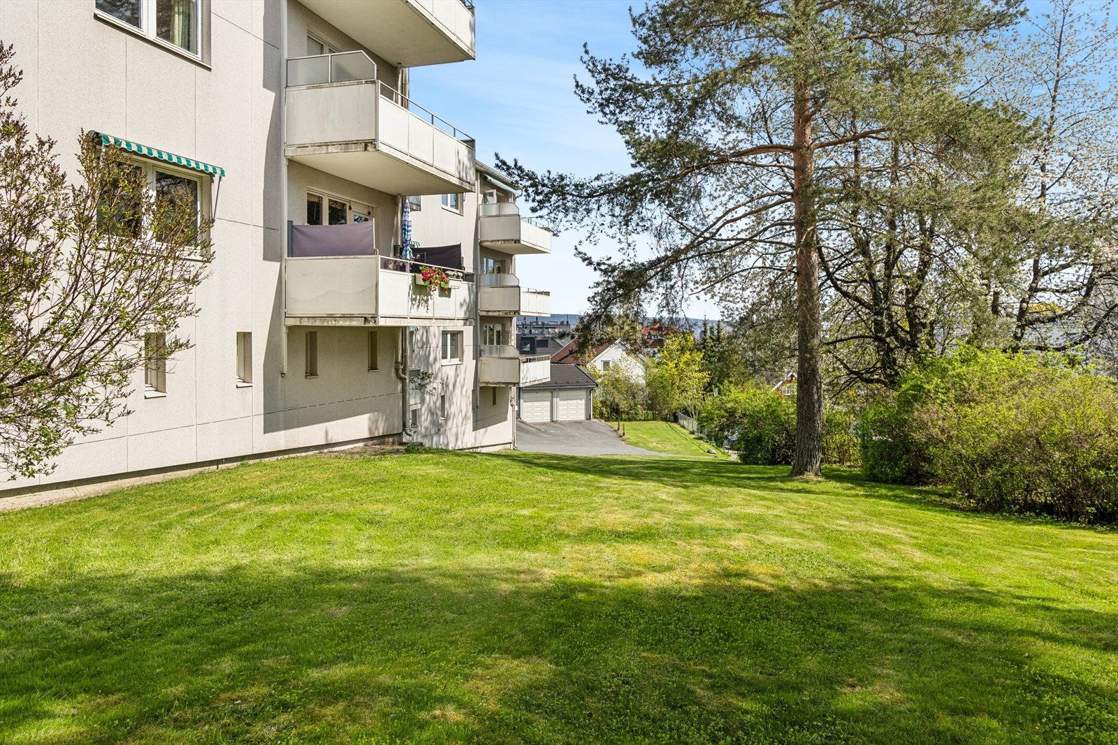Leiligheten ligger i ett stille og barnevennlig område, nær marka. Galleribilde