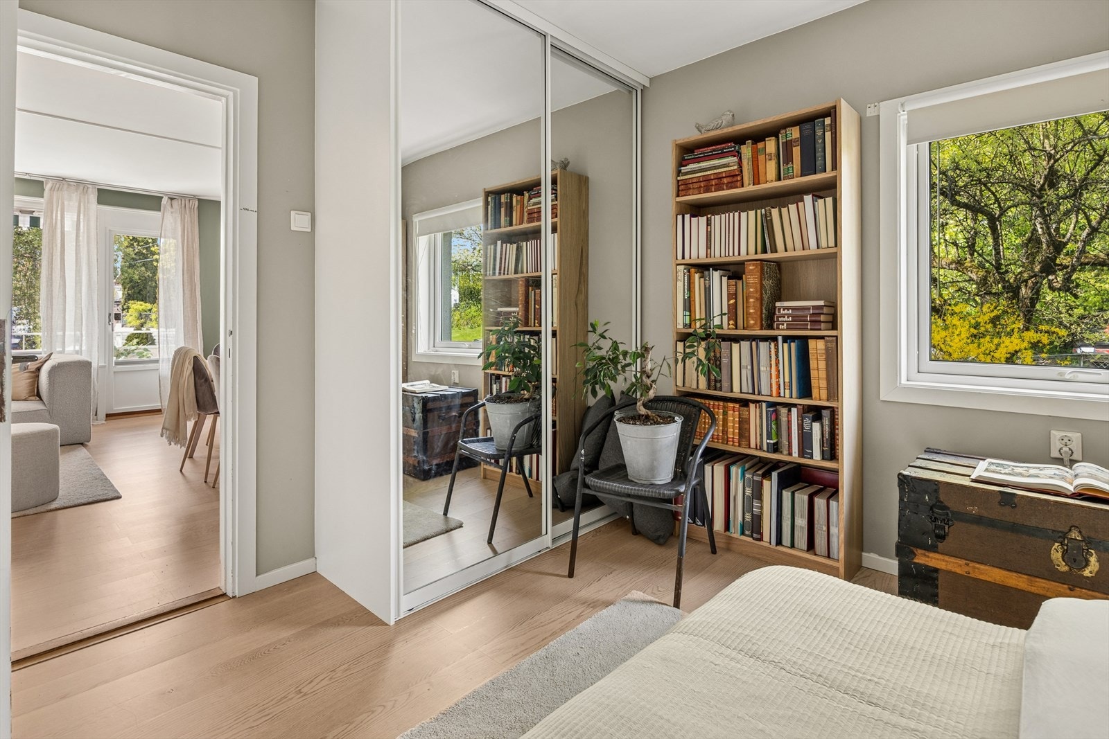 Her er det god plass til oppbevaring i skyvedørsgarderobe. Galleribilde